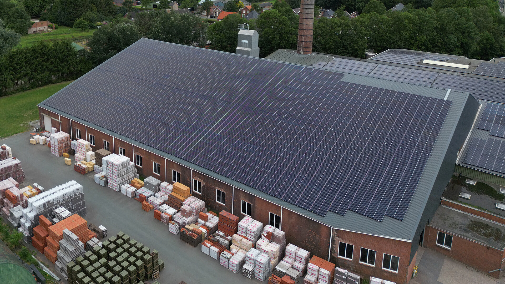 Zonnepanelen op dak fabriek Zonnepanelen op dak fabriek